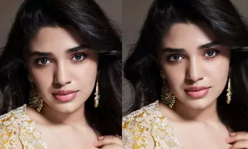 గోల్డ్ కలర్ డ్రెస్‌‌లో పిచ్చెక్కిస్తున్న కృతి.. పిక్స్ వైరల్