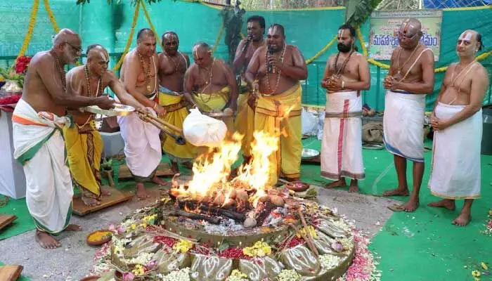 Tirutpati: ఘాట్ రోడ్డులో ప్రమాదాల నివారణకు ‘మహాశాంతి’ హోమం Tirutpati: ఘాట్ రోడ్డులో ప్రమాదాల నివారణకు ‘మహాశాంతి’ హోమం
