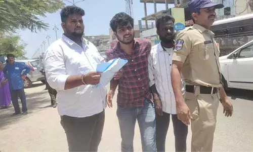 కేటీఆర్ పర్యటనను అడ్డుకున్న బీజేవైఎం నాయకులు..