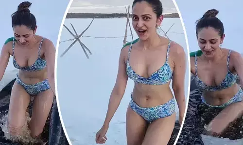 Rakul Preet Singh :గ్యాప్​ దొరికితే అది తెగ జుర్రేస్తున్న రకుల్​..మరీ అంత కక్కుర్తా అంటున్న నెటిజన్లు