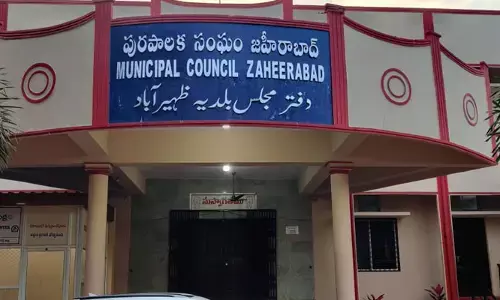 జహీరాబాద్ మున్సిపాలిటీలో విధులు బహిష్కరించిన పారిశుద్ధ్య సిబ్బంది..