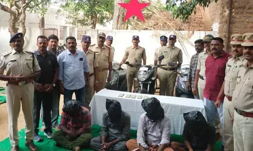 Kalyandurgam: నలుగురు అంతరాష్ట్ర దొంగల అరెస్టు. రూ.3.45 లక్షల స్వాధీనం