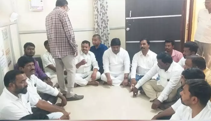 ఎమ్మెల్యే కనుసన్నల్లోనే అక్రమ మట్టి రవాణా.. ఎమ్మెల్యే కనుసన్నల్లోనే అక్రమ మట్టి రవాణా..