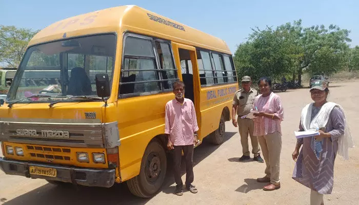 విద్యార్థుల పాలిట మృత్యు శకటాలు.. ఫిట్నెస్ లేని బడి బస్సులు.. విద్యార్థుల పాలిట మృత్యు శకటాలు.. ఫిట్నెస్ లేని బడి బస్సులు..