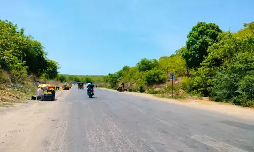 ప్రమాదంతో పోటీపడుతున్న శ్రామికులు..