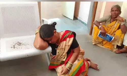 సమయపాలన పాటించని వైద్య సిబ్బంది..