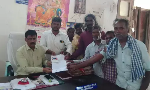 ఇళ్ళ మంజూరుకు డబ్బులు అడుగుతున్న సర్పంచ్, తహసీల్దార్..