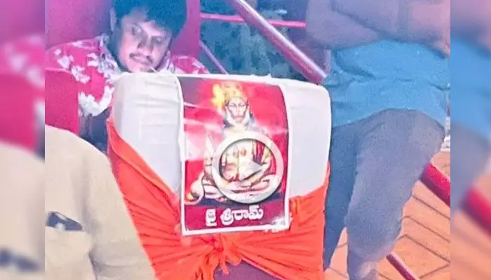 హనుమంతుడు సీట్లో కూర్చున్నాడని వ్యక్తిపై ప్రభాస్ అభిమానులు దాడి.. హనుమంతుడు సీట్లో కూర్చున్నాడని వ్యక్తిపై ప్రభాస్ అభిమానులు దాడి..