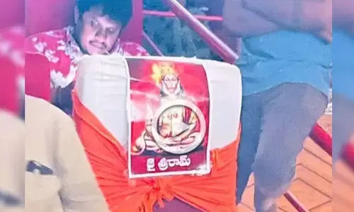 హనుమంతుడు సీట్లో కూర్చున్నాడని వ్యక్తిపై ప్రభాస్ అభిమానులు దాడి..