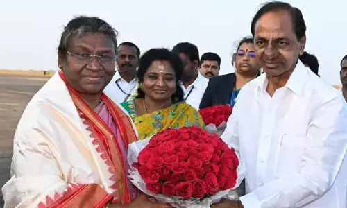 Draupadi Murmu:హైదరాబాద్‌కు చేరుకున్న రాష్ట్రపతి.. స్వాగతం పలికిన కేసీఆర్, తమిళి సై