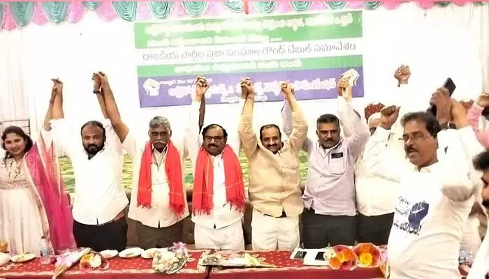 Nellore: ఏపీలో మళ్లీ అగ్రిమంటలు.. సీఎం జగన్ మోసం చేశారంటూ టీడీపీ ఫైర్ Nellore: ఏపీలో మళ్లీ అగ్రిమంటలు.. సీఎం జగన్ మోసం చేశారంటూ టీడీపీ ఫైర్
