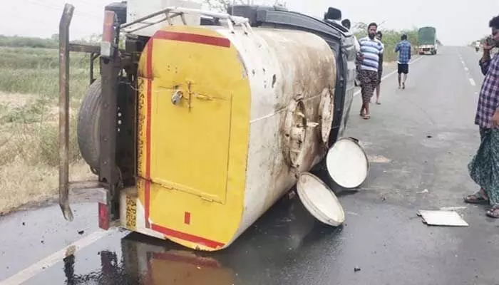 Kadapa: డీజిల్ ట్యాంకర్ బోల్తా .. డ్రైవర్ దుర్మరణం Kadapa: డీజిల్ ట్యాంకర్ బోల్తా .. డ్రైవర్ దుర్మరణం