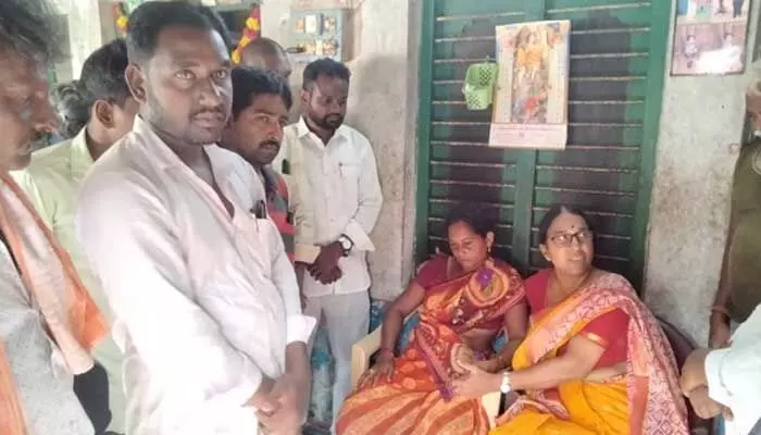 Bapatla: అమర్నాథ్ హత్య వెనుక ఆ నేతలు.. సీపీఎం సంచలన ఆరోపణలు Bapatla: అమర్నాథ్ హత్య వెనుక ఆ నేతలు.. సీపీఎం సంచలన ఆరోపణలు