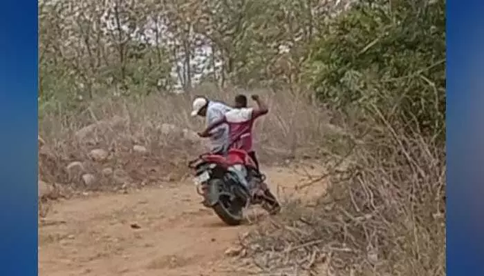 తహసీల్దార్ పై గిరిజనుల రాళ్ళ దాడి.. తహసీల్దార్ పై గిరిజనుల రాళ్ళ దాడి..
