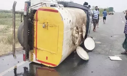 Kadapa: డీజిల్ ట్యాంకర్ బోల్తా .. డ్రైవర్ దుర్మరణం