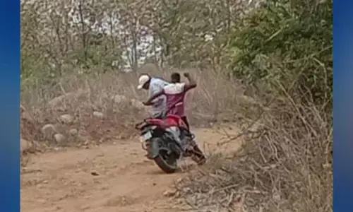 తహసీల్దార్ పై గిరిజనుల రాళ్ళ దాడి..