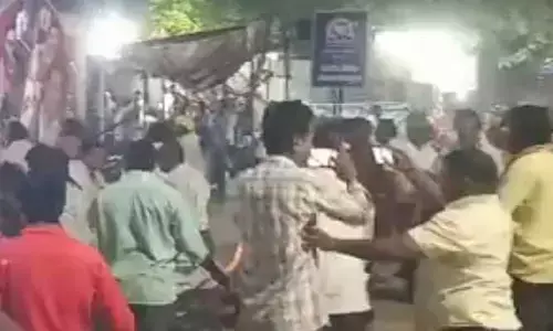 Breaking: ఉద్రిక్తత.. గొడ్డళ్లు, కర్రలతో కొట్టుకున్న వైసీపీ, టీడీపీ కార్యకర్తలు