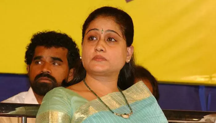 మీ సర్వేను నమ్మేదెలా..? పీసీసీ సర్వేపై విజయశాంతి సెటైర్లు మీ సర్వేను నమ్మేదెలా..? పీసీసీ సర్వేపై విజయశాంతి సెటైర్లు