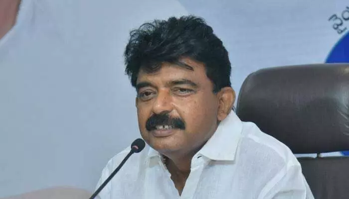 ఎవరినీ కొట్టలేడు.. పవన్ వల్ల కాదు.. పేర్ని నాని సెటైర్స్ ఎవరినీ కొట్టలేడు.. పవన్ వల్ల కాదు.. పేర్ని నాని సెటైర్స్