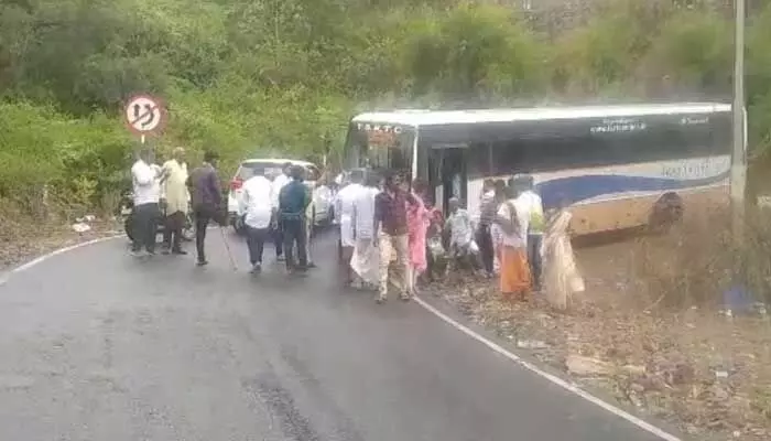 Srisailam: జలాశయం వద్ద ఆర్టీసీ బస్సుకు తప్పిన ప్రమాదం Srisailam: జలాశయం వద్ద ఆర్టీసీ బస్సుకు తప్పిన ప్రమాదం