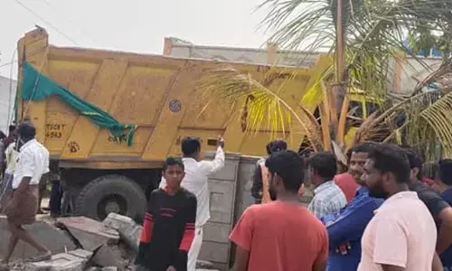 అదుపు తప్పి ఇంట్లోకి దూసుకెళ్లిన టిప్పర్ లారీ..