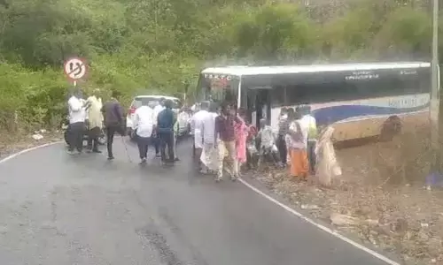Srisailam: జలాశయం వద్ద ఆర్టీసీ బస్సుకు తప్పిన ప్రమాదం