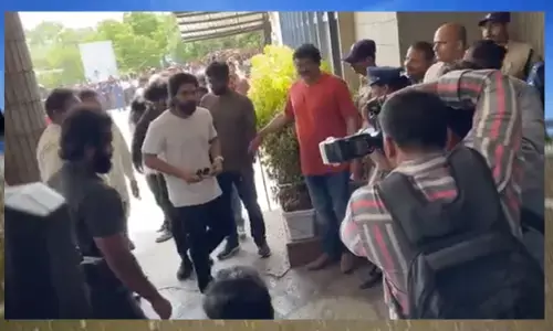 Allu Arjun: మెగా ప్రిన్సెస్ ని చూడటానికి అపోలో హాస్పిటల్‌ కి  వెళ్లిన ఐకాన్ స్టార్ బన్నీ