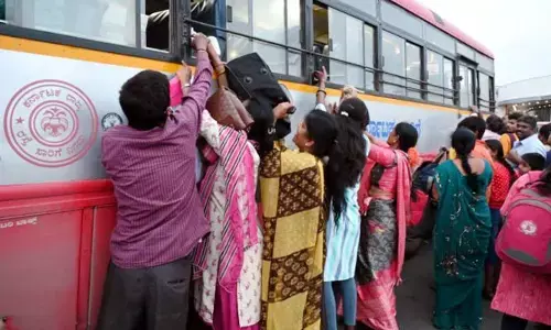 RTC బస్సులో పొట్టు పొట్టు కొట్టుకున్న మహిళలు (వీడియో)