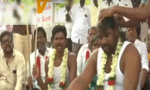 గుండు కొట్టించుకుని సర్పంచుల నిరసన