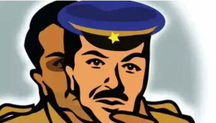 లక్ష రూపాయలు దోచుకెళ్లిన నకిలీ పోలీస్.. లక్ష రూపాయలు దోచుకెళ్లిన నకిలీ పోలీస్..