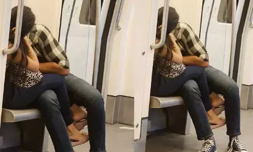 Couple Kissing Inside Delhi Metro :మెట్రోలో మరో ప్రేమ జంట ముద్దుల రచ్చ