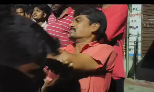 మద్యం సేవించావంటూ చిరు వ్యాపారిని చితకబాదిన ఎస్సై..