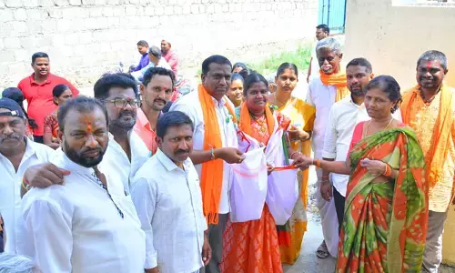 వీధుల్లో బీజేపీ కౌన్సిలర్ల భిక్షాటన..