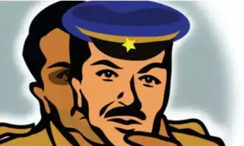 లక్ష రూపాయలు దోచుకెళ్లిన నకిలీ పోలీస్..