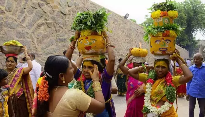 నేటి నుంచి బోనాల పండుగ.. అమ్మవారికి పట్టు వస్త్రాలు సమర్పించనున్న మంత్రులు నేటి నుంచి బోనాల పండుగ.. అమ్మవారికి పట్టు వస్త్రాలు సమర్పించనున్న మంత్రులు