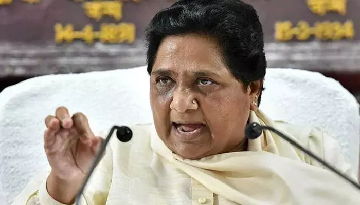 అక్కడ మనసులు కలవవు.. చేతులే కలుస్తాయి : Mayawati