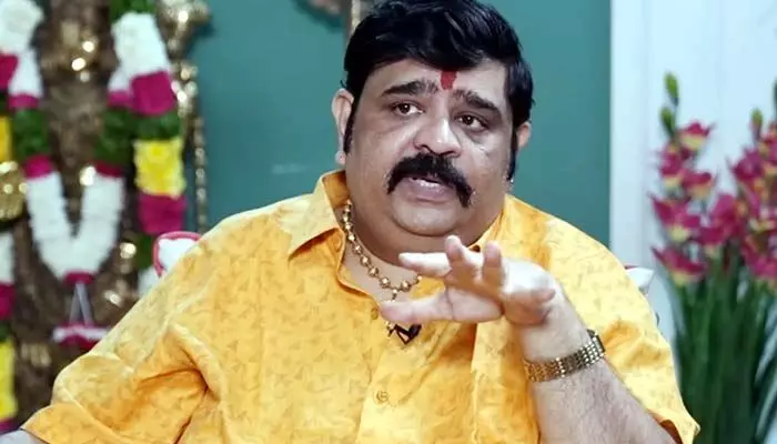 సంతానం లేని వారు ఆ గుడిలో సెక్స్ చేస్తే పిల్లలు కలుగుతారు.. వేణు స్వామి షాకింగ్ కామెంట్స్ సంతానం లేని వారు ఆ గుడిలో సెక్స్ చేస్తే పిల్లలు కలుగుతారు.. వేణు స్వామి షాకింగ్ కామెంట్స్