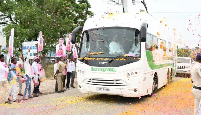 కేసీఆర్ పై పూలవర్షం..జనసంద్రమైన కర్ధనూర్ రహదారి.. కేసీఆర్ పై పూలవర్షం..జనసంద్రమైన కర్ధనూర్ రహదారి..
