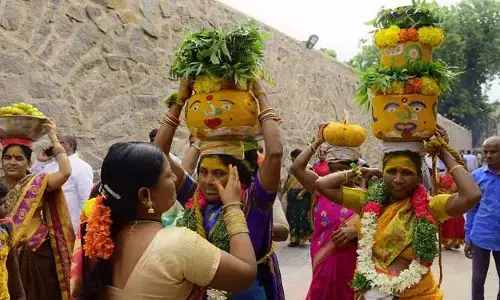 నేటి నుంచి బోనాల పండుగ.. అమ్మవారికి పట్టు వస్త్రాలు సమర్పించనున్న మంత్రులు