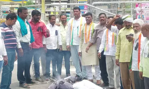 ఆర్మూర్లో సీఎం కేసీఆర్ దిష్టిబొమ్మ దహనం..