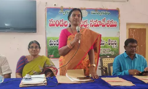 ఇరిగేషన్ ఏఈ తీరు పై మండిపడ్డ ప్రజాప్రతినిధులు..