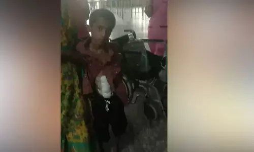 వీల్ చైర్ పై వాటర్ బబుల్.. పైదల్ తో పేషంట్లు..