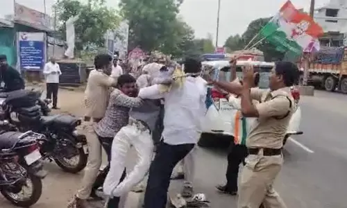 కాంగ్రెస్ నాయకులు, పోలీసుల మధ్య తోపులాట..