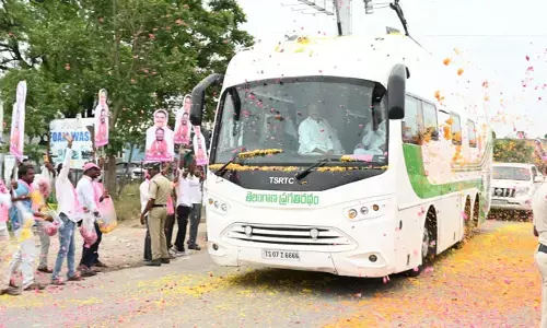 కేసీఆర్ పై పూలవర్షం..జనసంద్రమైన కర్ధనూర్ రహదారి..