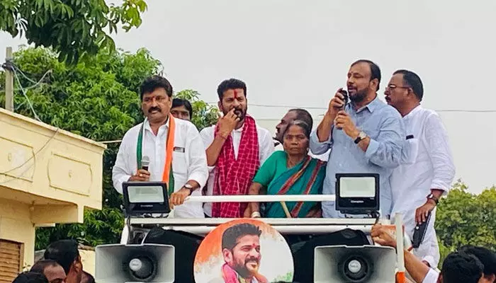 అయ్య డప్పు కొట్టుకుంటున్నాడు.. కొడుకు సెల్ఫీలు దిగుతున్నాడు..రేవంత్ రెడ్డి అయ్య డప్పు కొట్టుకుంటున్నాడు.. కొడుకు సెల్ఫీలు దిగుతున్నాడు..రేవంత్ రెడ్డి
