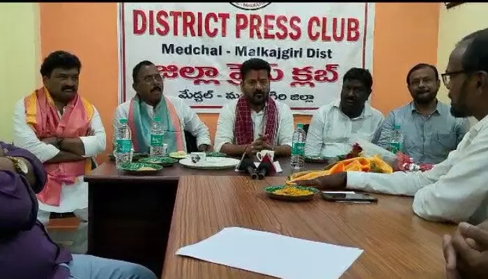 కేటీఆర్ ఢిల్లీ పర్యటన రహాస్యాలను రేపే బయటపెడుతా.. రేవంత్ రెడ్డి కేటీఆర్ ఢిల్లీ పర్యటన రహాస్యాలను రేపే బయటపెడుతా.. రేవంత్ రెడ్డి