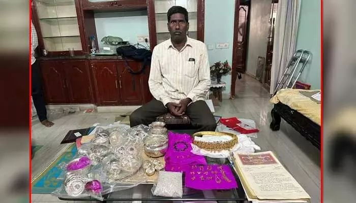 Guntur: లంచాల డబ్బుతో ఇంట్లోనే బంగారం, వెండి నగల ఖజానా Guntur: లంచాల డబ్బుతో ఇంట్లోనే బంగారం, వెండి నగల ఖజానా