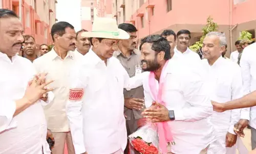 CM KCR: మంత్రి హరీష్‌తో కలిసి ఇంటికి రా.. సర్పంచ్ నీలం మధుకు సీఎం ఆహ్వానం!