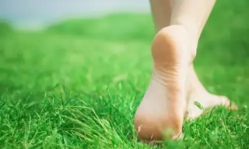 Walking: చెప్పులు లేకుండా నడిస్తే  ఎన్ని లాభాలో తెలుసా?