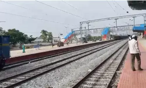 త్రుటిలో తప్పిన ప్రమాదం.. రైలు నుంచి విడిపోయిన బోగీలు..